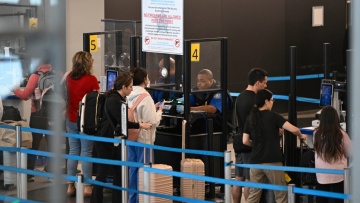 Ο Τραμπ υπόσχεται πως το προσωπικό ασφαλείας στα αεροδρόμια θα λάβει τη μισθοδοσία του 