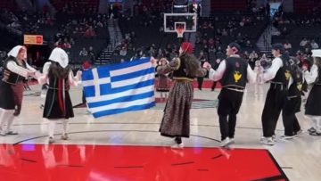Ελληνικό γλέντι στο NBA: Παραδοσιακοί χοροί στο ημίχρονο του Μπλέιζερς-Μπακς και τραγούδι της Αναστασίας στα ηχεία, δείτε βίντεο