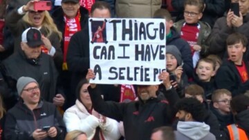 Ακομπλεξάριστος Κλοπ: Ανέβηκε στην εξέδρα του Άνφιλντ και ζήτησε με πλακάτ selfie από τον Τιάγκο