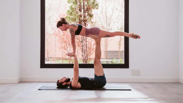 Τι είναι η Acro Yoga που κάνει η Σμαράγδα Καρύδη με τον Γιώργο Καπουτζίδη
