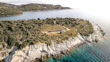 Μια εντυπωσιακή κρυμμένη κατοικία στο Μεγανήσι με μαγική θέα στο Ιόνιο