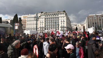 Ολοκληρώθηκε η διαδήλωση στο κέντρο της Αθήνας, άνοιξε ξανά ο σταθμός του μετρό Σύνταγμα - Δείτε φωτογραφίες