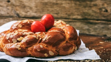 Το τσουρέκι της Λαμπρής: Ιστορία, συμβολισμοί και 3 συνταγές που αντέχουν στον χρόνο