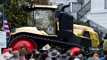 Με ένα χρυσό τρακτέρ στον Λευκό Οίκο ο Τραμπ παρουσίασε το OnlyFarms για τη στήριξη των Αμερικανών αγροτών