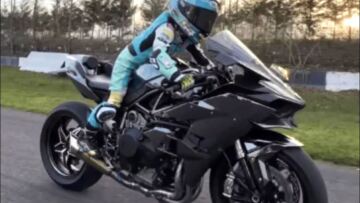 Video: Απίστευτος 6χρονος οδηγεί μοτοσικλέτα 300 ίππων!
