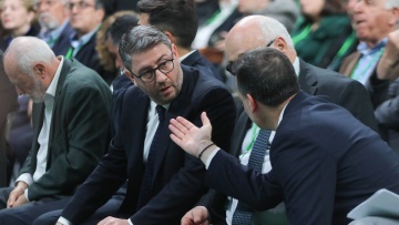 Με δύο υποχωρήσεις Ανδρουλάκη συνεχίστηκε η επιχείρηση ενότητας στο συνέδριο του ΠΑΣΟΚ, ποιες αλλαγές πέρασαν στο καταστατικό