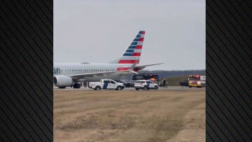 Συναγερμός σε πτήση από Νέα Υόρκη προς Σικάγο, επιβάτης προκάλεσε αναστάτωση και συνελήφθη από το FBI, βίντεο