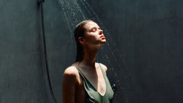 Εχετε δοκιμάσει ντους στο σκοτάδι; Τι λέει η επιστήμη και πόσο βοηθάει για καλύτερο ύπνο
