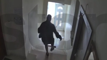 Βίντεο από τη στιγμή που ηλικιωμένη πέφτει θύμα κλοπής στο Πέραμα