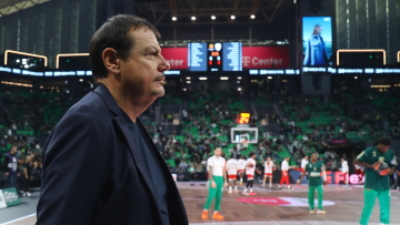 Αρνήθηκε ο Αταμάν να κάνει δηλώσεις στην ΕΡΤ: Δεν ήταν αγώνας μπάσκετ αλλά θέατρο, φώναζε μετά το ματς 