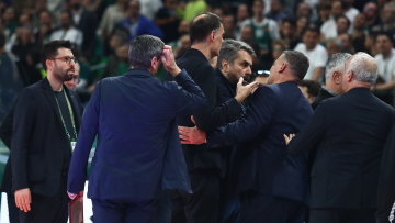 Καταγγελία Ολυμπιακού: Άνθρωπος που συνόδευε τους διαιτητές είπε  «φύγε από εδώ ρε μ@λ@κ@» στον Μπαρτζώκα