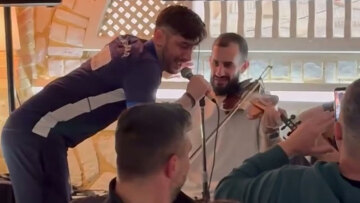 Μανωλάς σε ρόλο τραγουδιστή στο γλέντι του Πανναξιακού για την άνοδο στη Γ' Εθνική, δείτε βίντεο