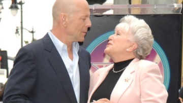 Η 90χρονη μητέρα του Μπρους Γουίλις είναι εθελόντρια στο αστυνομικό τμήμα του Λος Άντζελες