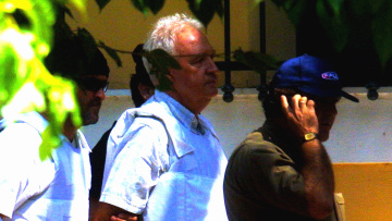 Η σύλληψη του αρχηγού της 17 Νοέμβρη και η αποκάλυψη ότι ο Γιωτόπουλος είχε καθίσει στο ίδιο τραπέζι με τον Κωστή Περατικό, τον άνθρωπο που κατόπιν σκότωσε