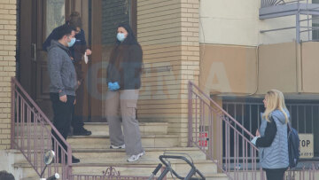 Θρίλερ στου Ζωγράφου: Νεκρές μάνα και κόρη σε «σφραγισμένο» δωμάτιο, έχει προσαχθεί ο γιος της οικογένειας