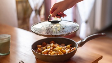 Γιατί κολλάει το φαγητό ακόμη και σε αντικολλητικό τηγάνι