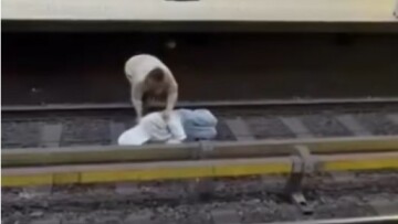 Άνδρας ξάπλωσε στις ράγες του μετρό στις Βρυξέλλες - Επιβάτες ρίσκαραν τη ζωή τους για να τον τραβήξουν ενώ ερχόταν ο συρμός, δείτε βίντεο