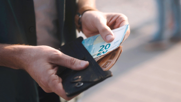 Επίδομα ανεργίας: Πώς αλλάζει ο τρόπος υπολογισμού του, η σύνδεση με τον μισθό και τα ένσημα