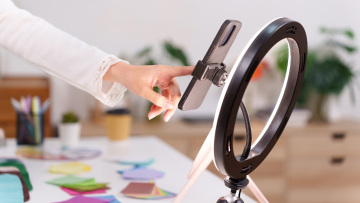 Θύελλα σχολίων για influencer: Ανέβασε φωτογραφίες από την κηδεία της κόρης της
