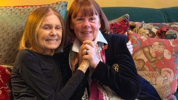 Δύο πρωτοπόροι του φεμινισμού μαζί: Ζιζέλ Πελικό και Γκλόρια Στάινεμ φωτογραφίζονται αγκαλιά