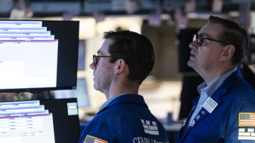 Ράλι ανακούφισης στη Wall Street με άλμα 1.100 μονάδων του Dow – Το πιθανό τέλος του πολέμου εκτίναξε τους δείκτες