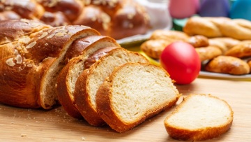 Πασχαλινά ζυμώματα: Τα μυστικά για μυρωδάτα τσουρέκια και τραγανά κουλουράκια