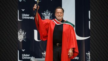 Ο Άρνολντ Σβαρτσενέγκερ τιμήθηκε σε πανεπιστήμιο της Βόρειας Ιρλανδίας για την καριέρα και την προσφορά του στον πολιτισμό