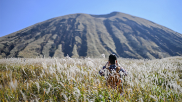 Το υπερηφαίστειο που συγκλόνισε τη Γη «φορτώνει» ξανά: Ο γίγαντας ξυπνά μετά από 7.300 χρόνια