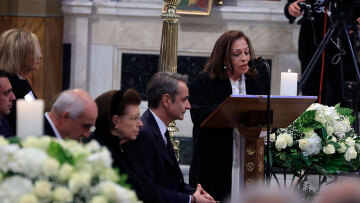 «Όλος ο Ελληνισμός μιλάει για εσένα»: Βουρκωμένη η Χαρούλα Αλεξίου στον επικήδειο για τη Μαρινέλλα
