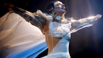 Lady Gaga: Η τούρτα-έκπληξη στη σκηνή και η αμηχανία για το πού θα την ακουμπήσει (βίντεο)