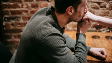 Ισπανία: To χειροφίλημα χωρίς συναίνεση θεωρείται, πλέον, παρενόχληση