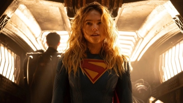 Αυτό είναι το επίσημο τρέιλερ για το Supergirl, στο καστ της ταινίας και ο Τζέισον Μομόα