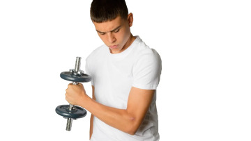 Bigorexia: Τα σημάδια της διαταραχής που απειλεί τα αγόρια – Τι να προσέξουν οι γονείς
