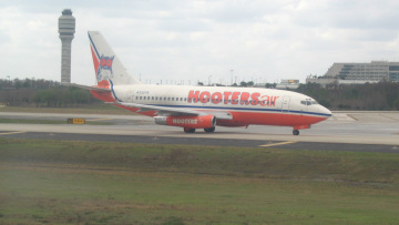 Θυμάστε την Hooters Air; Ηταν η πιο σέξι αεροπορική εταιρεία που έγινε ποτέ