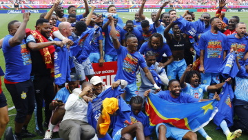 Οι Κονγκολέζοι ξεχύθηκαν τα μεσάνυχτα και υπό βροχή στους δρόμους για να πανηγυρίσουν μετά από 52 χρόνια την πρόκριση στο Μουντιάλ, βίντεο 