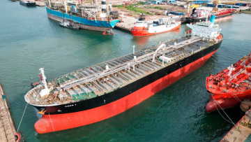 Δεξαμενόπλοιο χτυπήθηκε από ιρανικό πύραυλο στο Κατάρ, αναχαιτίστηκαν δύο πύραυλοι κρουζ