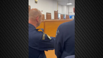 Η Κωνσταντοπούλου ανέβασε στα social media βίντεο μέσα από την αίθουσα της δίκης για τα Τέμπη