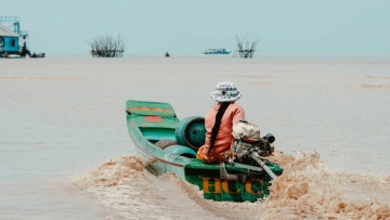 Όταν οι γυναίκες παίρνουν τα ηνία: Η ιστορία της Chan που αγωνίζεται για να σώσει τις λίμνες της Καμπότζης