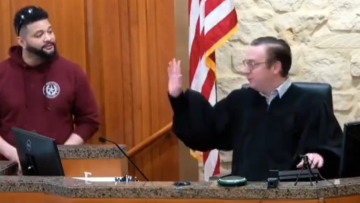 Viral η κατσάδα δικαστή σε τεχνικό στο Τέξας που σχολίασε «λάθος συναγερμός» για βλάβη στα μικρόφωνα, το βίντεο με τα πάνω από 3 εκατ. views