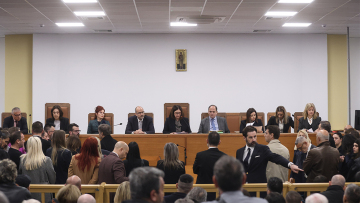 Ξεκινά ξανά η δίκη για τα Τέμπη: Το «λίφτινγκ» στην αίθουσα και οι οδηγίες της έδρας για να αποφευχθεί το χάος της πρώτης ημέρας