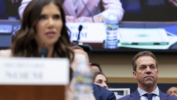 Ο σύζυγος της πρώην υπουργού Εσωτερικών των ΗΠΑ φέρεται να πόζαρε με τεράστιο ψεύτικο στήθος και ροζ σορτσάκι