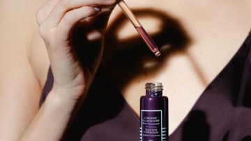 Το νέο Black Rose Concentrate Radiant Youth Serum της Sisley Paris επαναπροσδιορίζει τη λάμψη της επιδερμίδας

