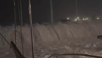 Ήχησε το 112 στη Ρόδο: «Περιορίστε τις μετακινήσεις σας» - Τεράστια κύματα και πτώσεις δέντρων, προβλήματα στα δρομολόγια πλοίων και αεροπλάνων