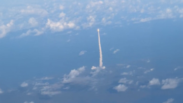 Εντυπωσιακό θέαμα: Επιβάτες πτήσης κατέγραψαν την εκτόξευση της αποστολής Artemis II από ψηλά