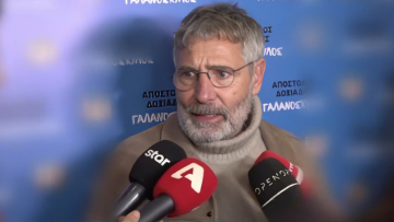Ο Θοδωρής Αθερίδης αποχώρησε ενοχλημένος όταν δημοσιογράφος τον ρώτησε για την προσωπική του ζωή