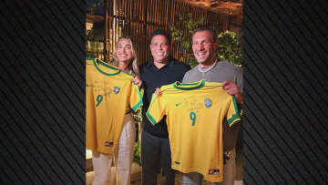 Η Σαμπαλένκα συνάντησε το «φαινόμενο» και πήρε δώρο μία υπογεγραμμένη φανέλα της Βραζιλίας