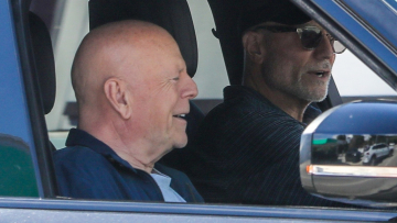 Μπρους Γουίλις: Χαμογελαστός σε νέα εμφάνισή του στο Λος Άντζελες