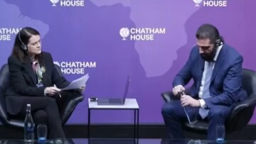 Viral ο πρόεδρος της Συρίας Αλ-Σάρα, δεν μπόρεσε να ανοίξει ένα μπουκάλι νερό και τον βοήθησε γυναίκα δημοσιογράφος
