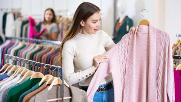 Καινούρια ρούχα; Γιατί πρέπει να τα πλένετε πάντα πριν τα φορέσετε
