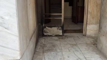 Εμπρηστική επίθεση με γκαζάκια στο δικηγορικό γραφείο του Βασίλη Καπερνάρου στην Κυψέλη